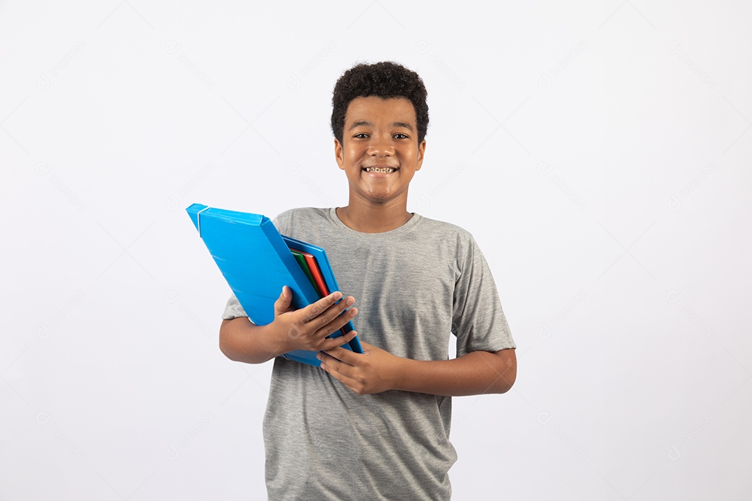 Menino jovem segurando pasta azul sobre fundo isolado