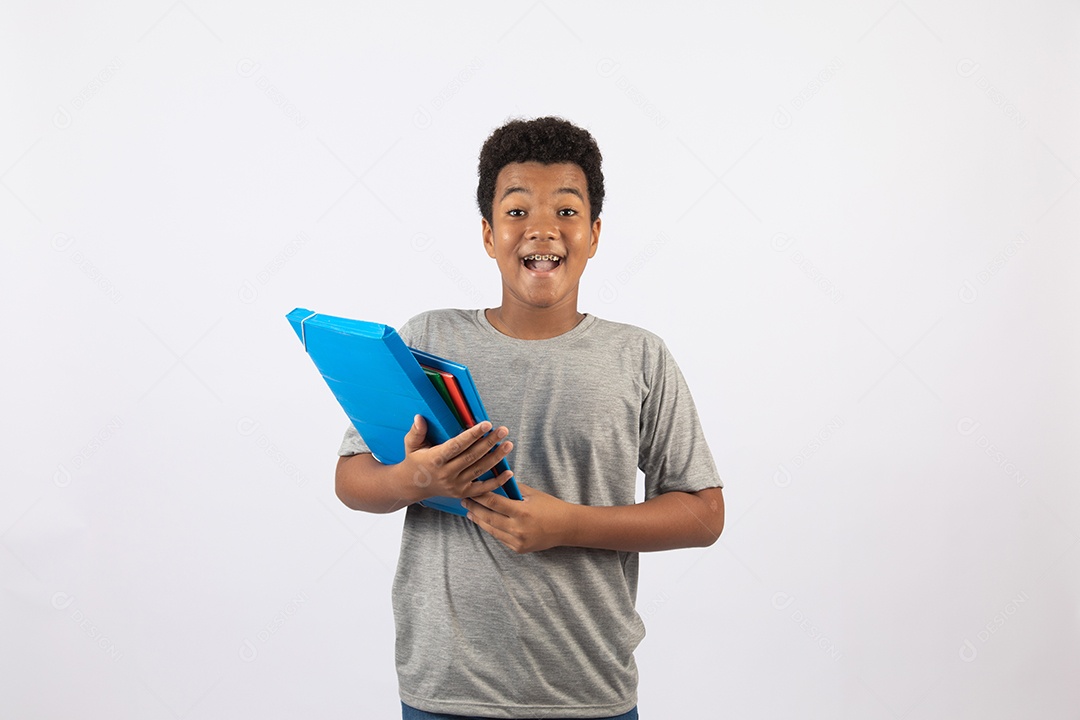 Menino jovem segurando pasta azul sobre fundo isolado