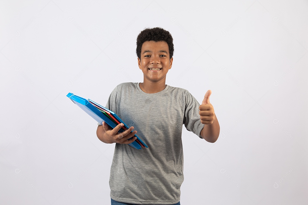 Menino jovem segurando pasta azul sobre fundo isolado