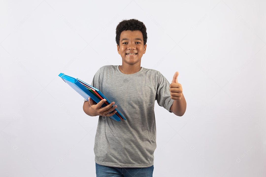 Menino jovem segurando pasta azul sobre fundo isolado