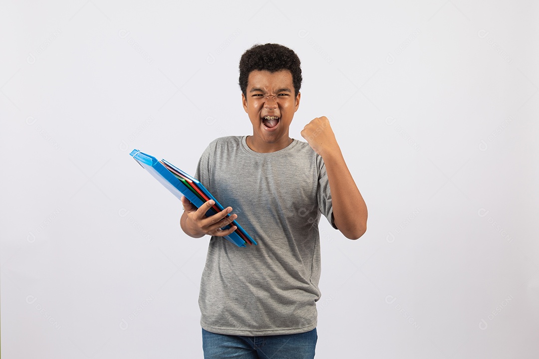 Menino jovem segurando pasta azul sobre fundo isolado