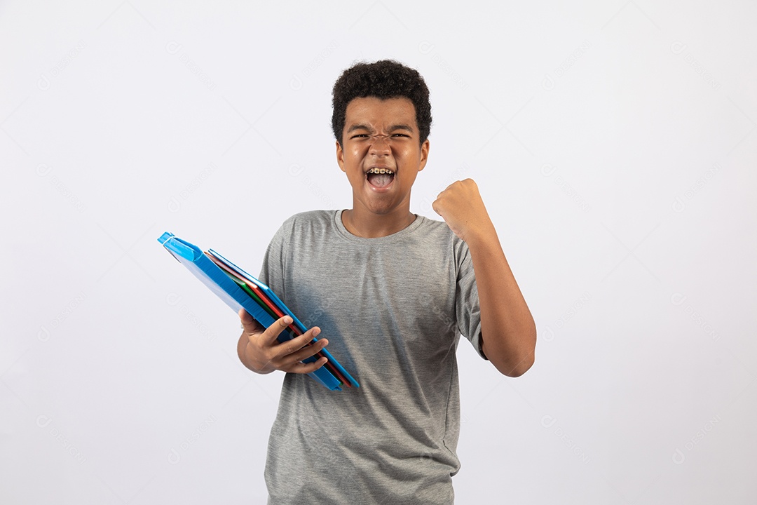 Menino jovem segurando pasta azul sobre fundo isolado