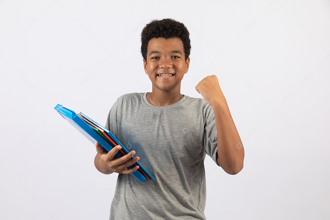 Menino jovem segurando pasta azul sobre fundo isolado