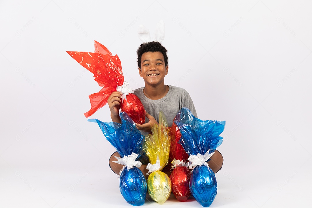 Menino jovem segurando ovos de páscoa sobre fundo isolado