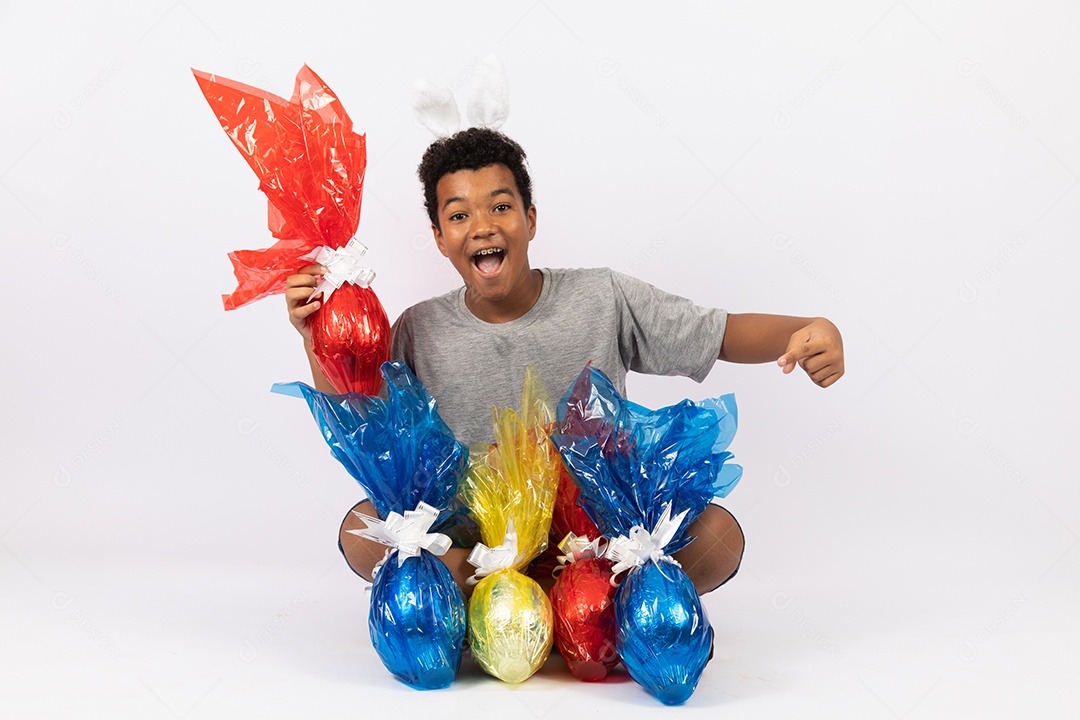 Menino jovem segurando ovos de páscoa sobre fundo isolado