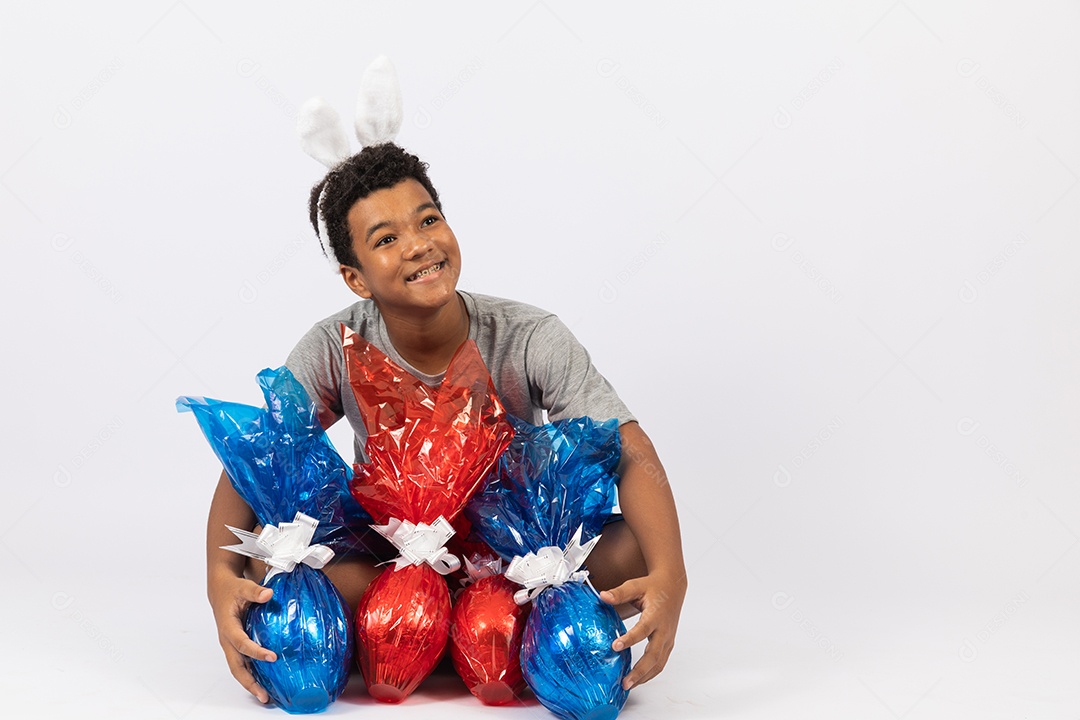 Menino jovem segurando ovos de páscoa sobre fundo isolado