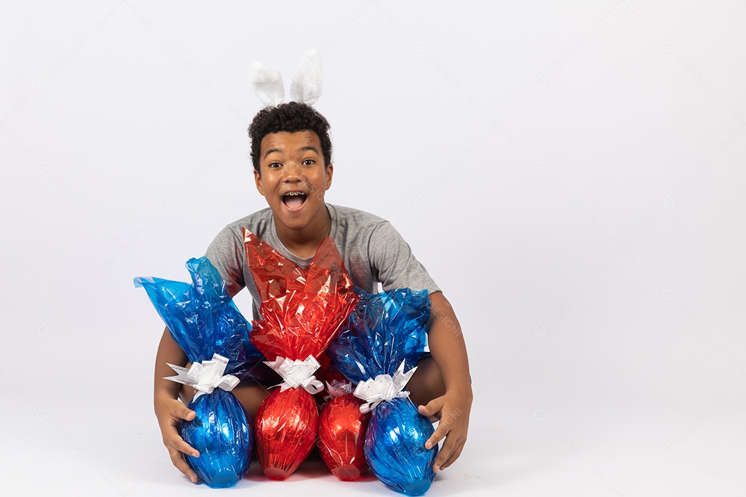 Menino jovem segurando ovos de páscoa sobre fundo isolado