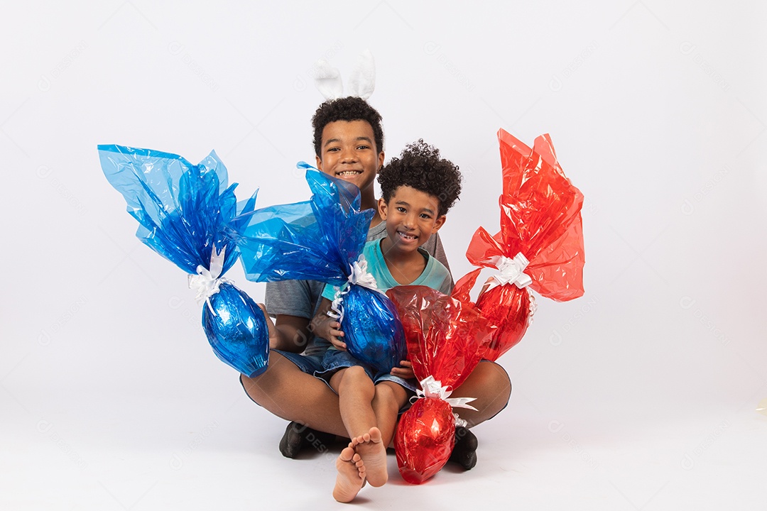 Meninos jovens irmãos segurando ovos de páscoa sobre fundo isolado