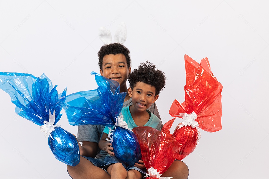 Meninos jovens irmãos segurando ovos de páscoa sobre fundo isolado