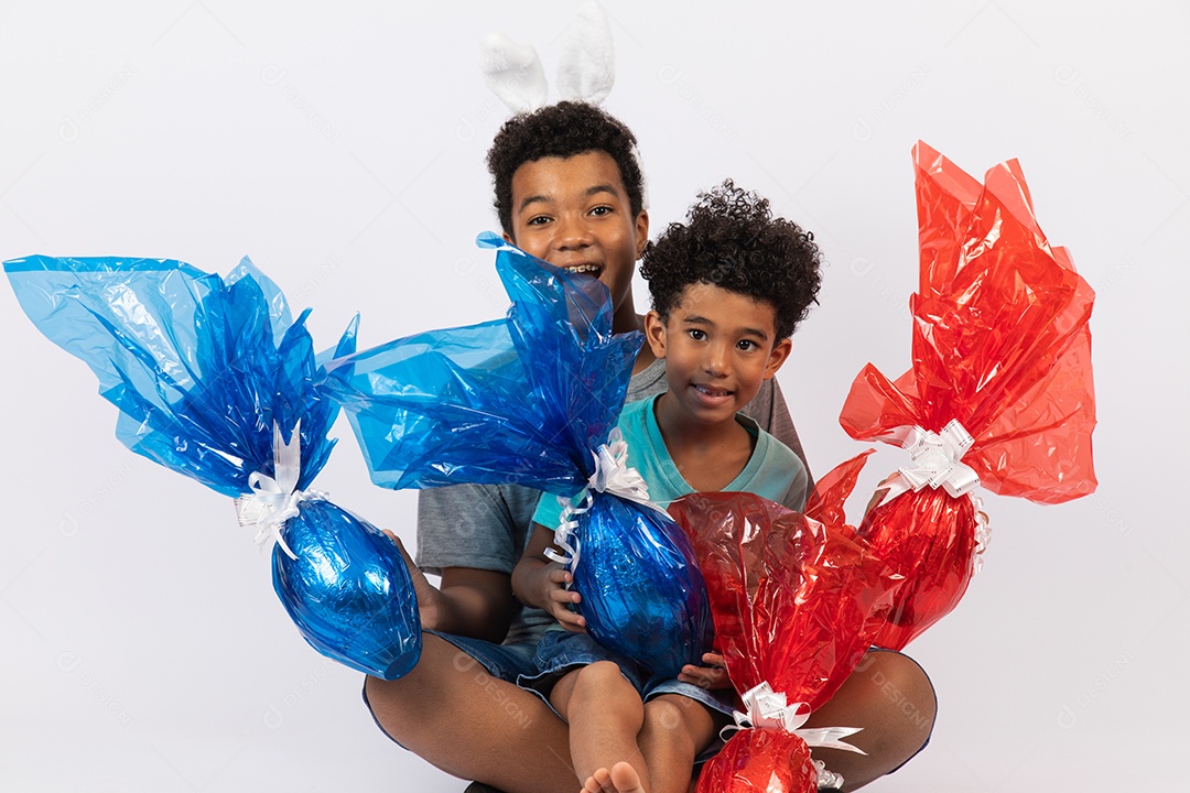 Meninos jovens irmãos segurando ovos de páscoa sobre fundo isolado