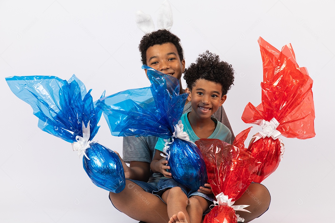 Meninos jovens irmãos segurando ovos de páscoa sobre fundo isolado