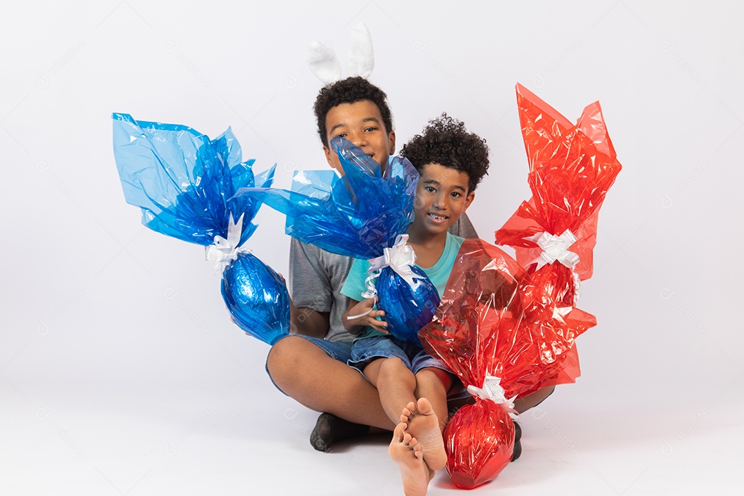 Meninos jovens irmãos segurando ovos de páscoa sobre fundo isolado