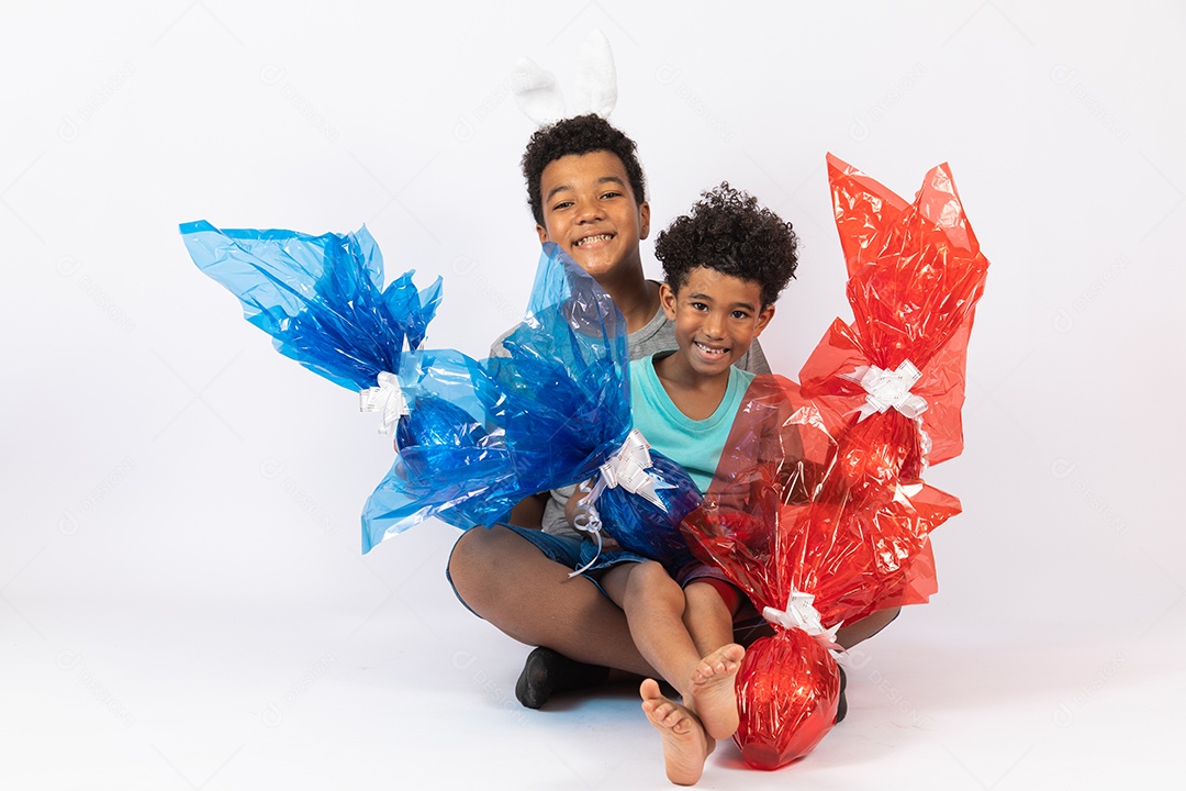 Meninos jovens irmãos segurando ovos de páscoa sobre fundo isolado