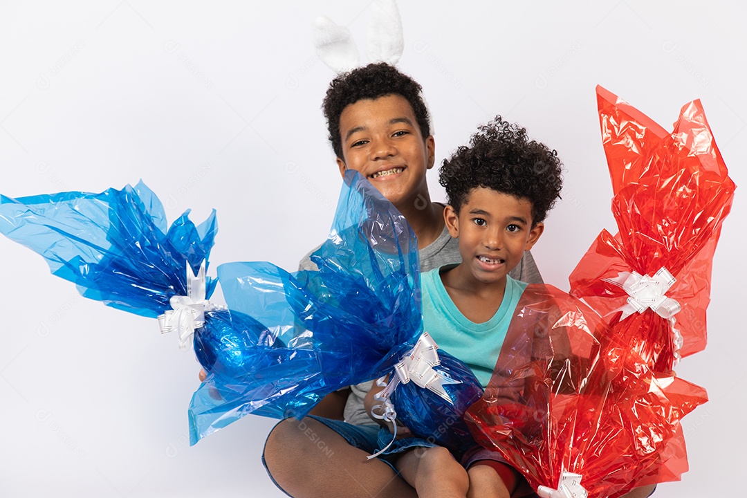 Meninos jovens irmãos segurando ovos de páscoa sobre fundo isolado