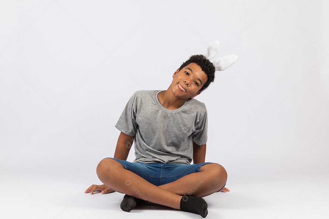 Menino jovem brincando junto sobre fundo isolado