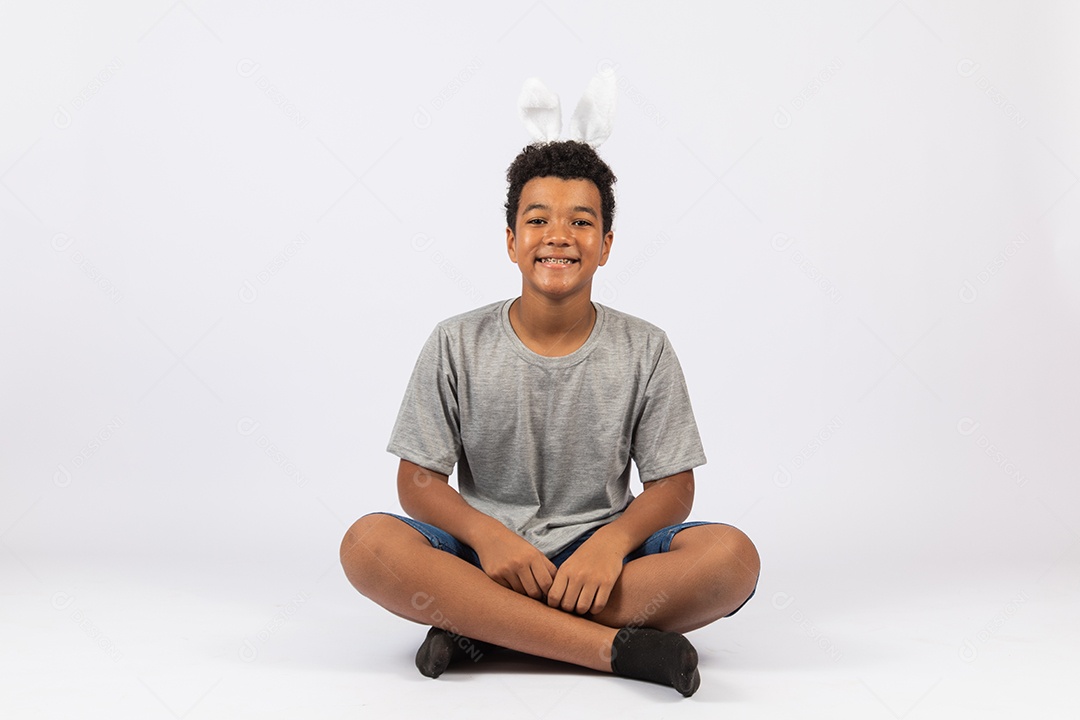 Menino jovens brincando junto sobre fundo isolado