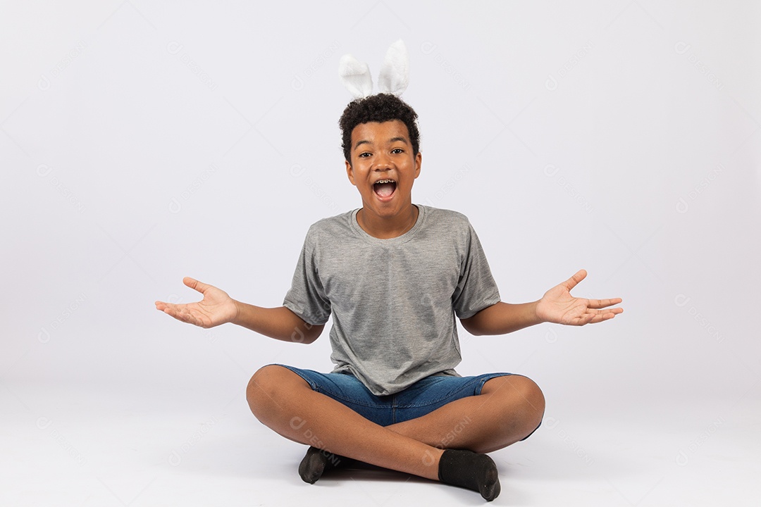 Menino jovem sobre fundo isolado