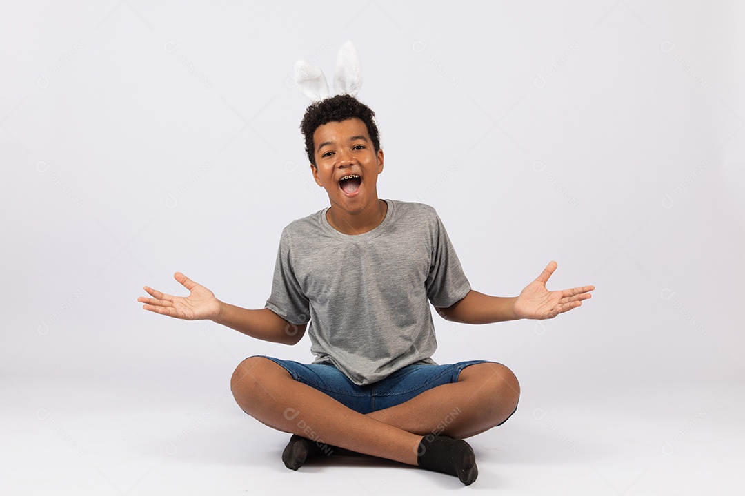 Irmãos jovens brincando junto sobre fundo isolado