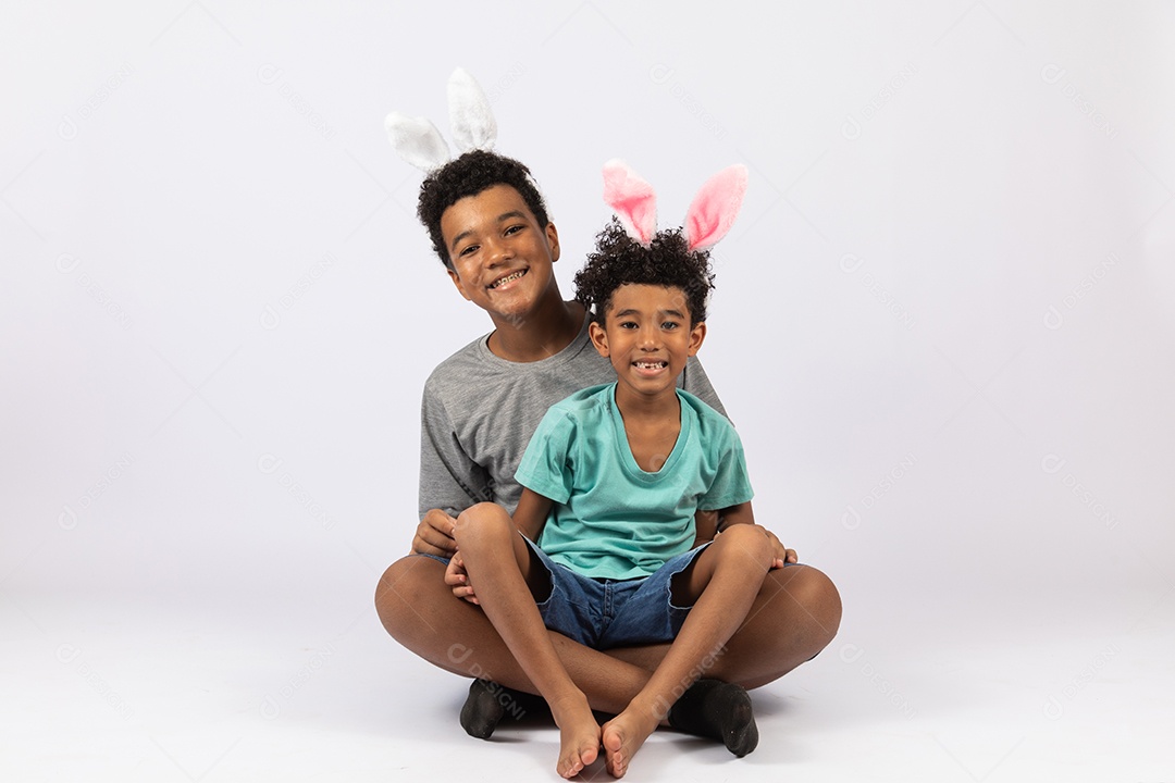 Irmãos jovens brincando junto sobre fundo isolado