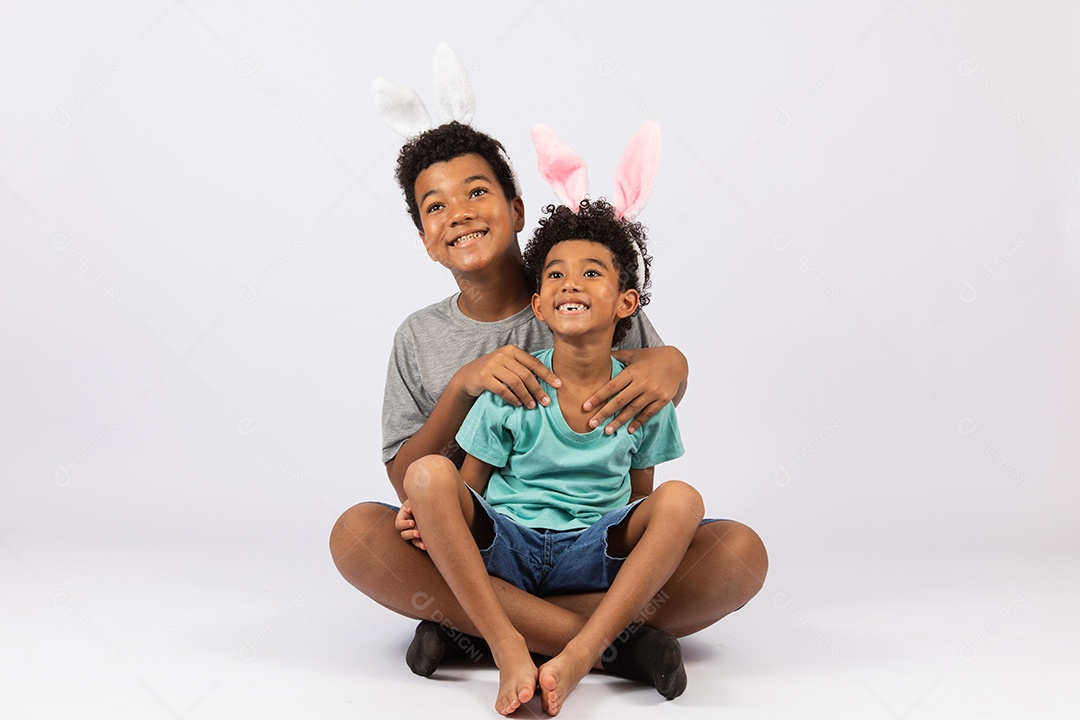 Irmãos jovens brincando junto sobre fundo isolado