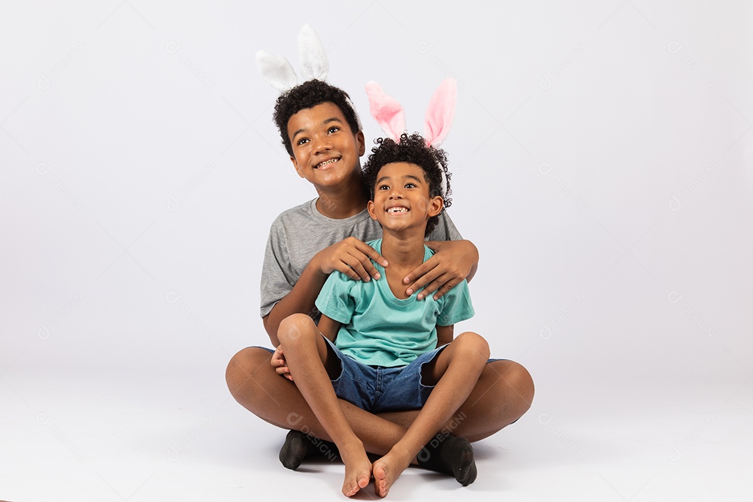 Irmãos jovens brincando junto sobre fundo isolado