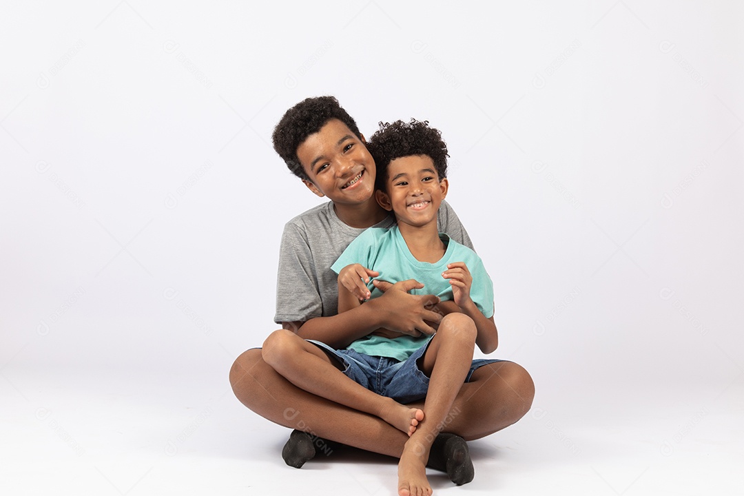 Irmãos jovens brincando junto sobre fundo isolado