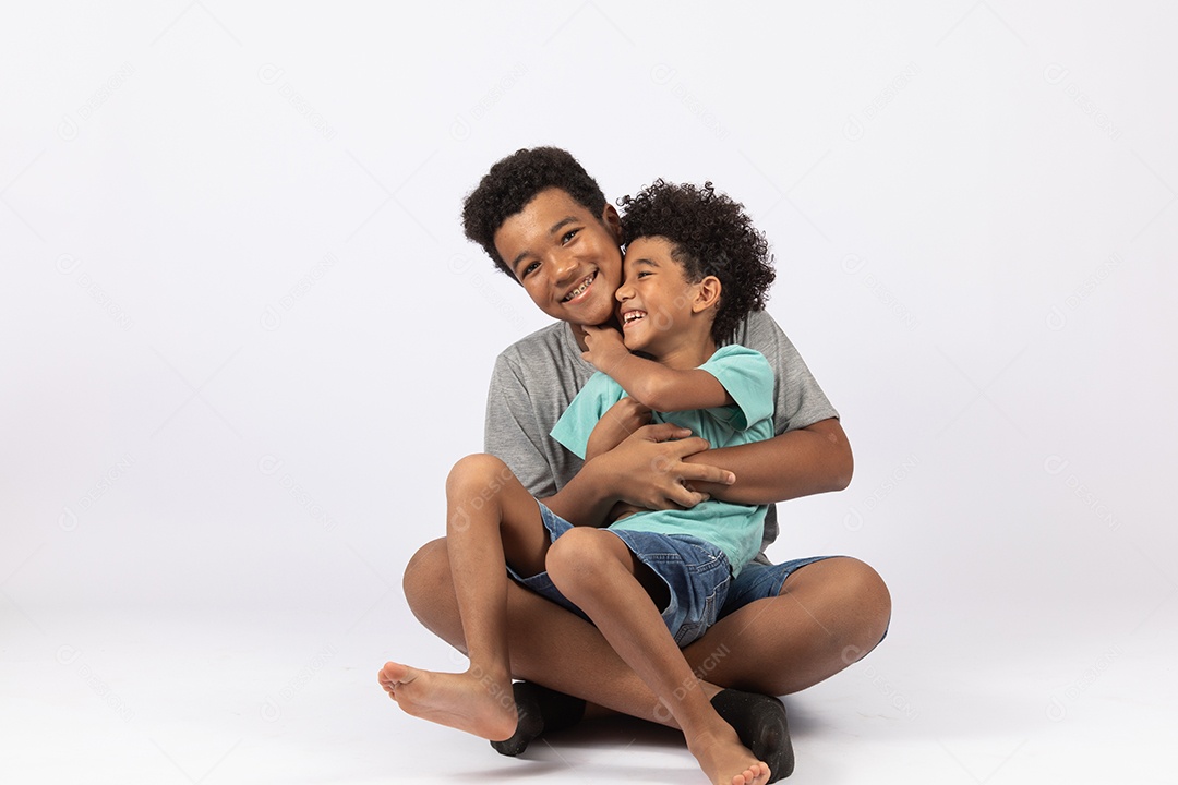 Irmãos jovens brincando junto sobre fundo isolado