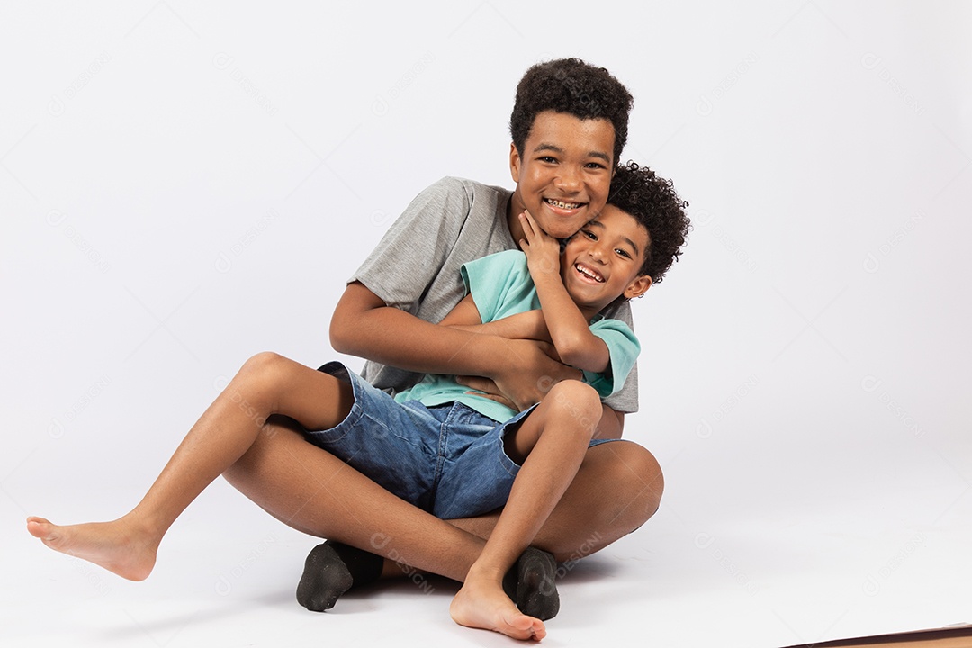Irmãos jovens brincando junto sobre fundo isolado