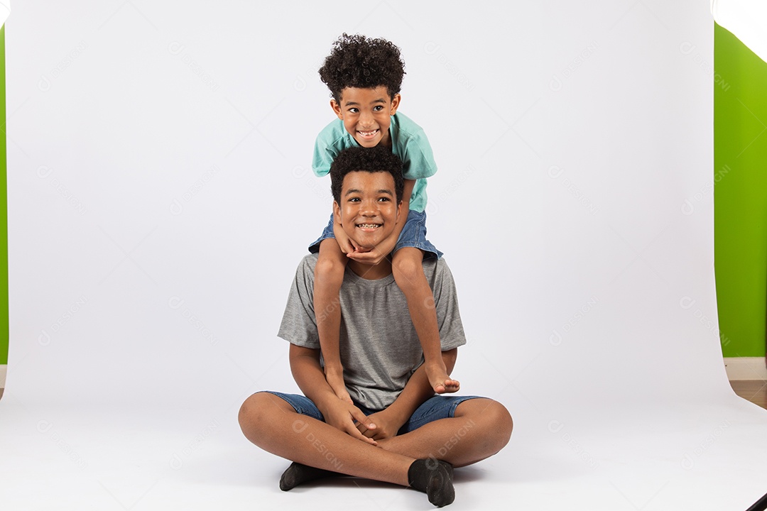 Irmãos jovens brincando junto sobre fundo isolado