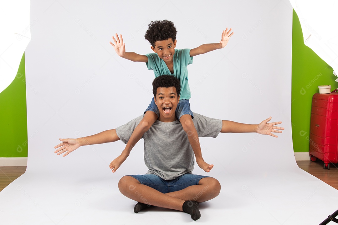Irmãos jovens brincando junto sobre fundo isolado