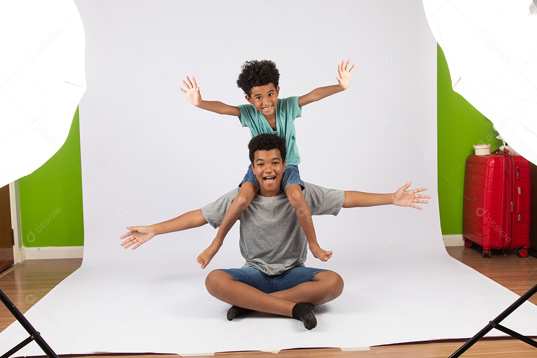 Irmãos jovens brincando junto sobre fundo isolado