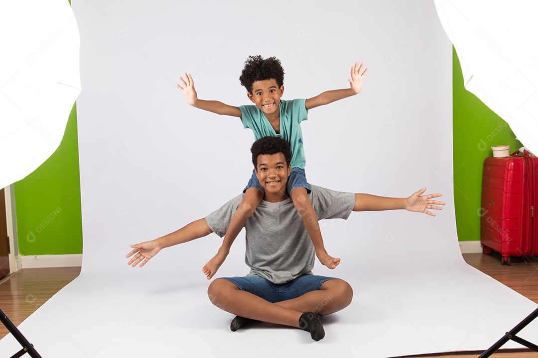 Irmãos jovens brincando junto sobre fundo isolado