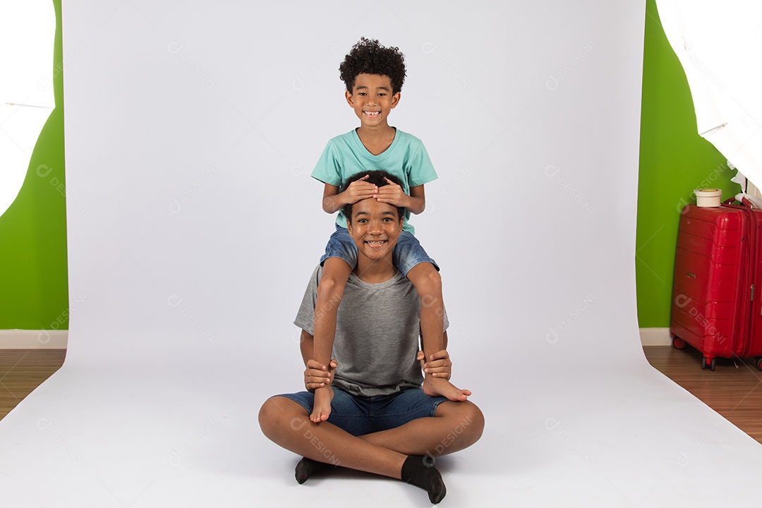 Irmãos jovens brincando junto sobre fundo isolado