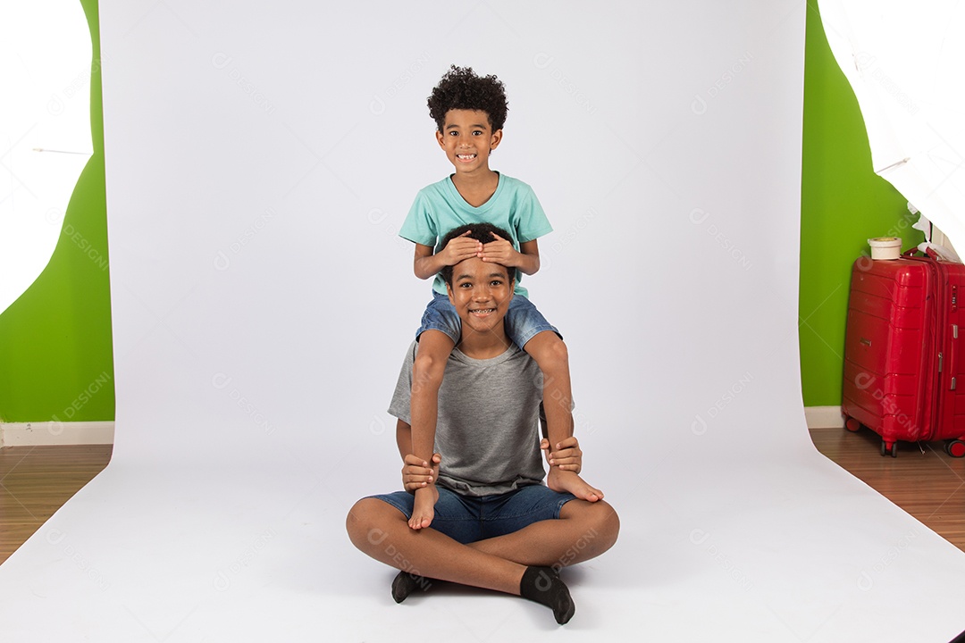 Irmãos jovens brincando junto sobre fundo isolado