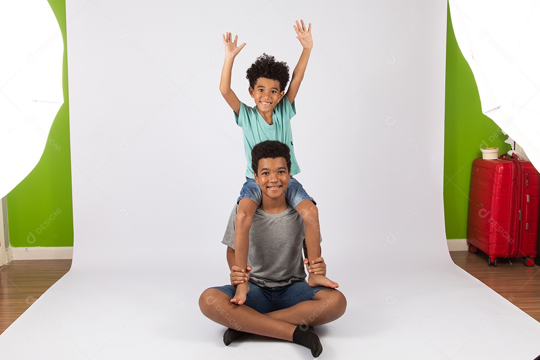 Irmãos jovens brincando junto sobre fundo isolado