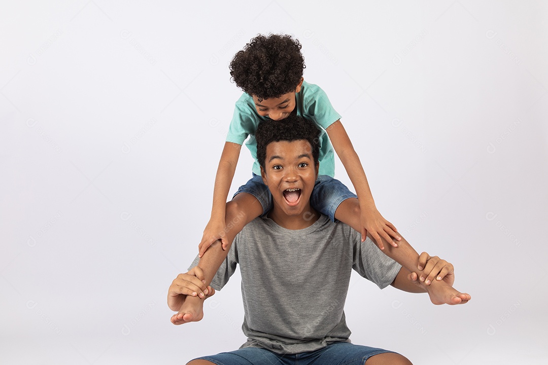 Irmãos jovens brincando junto sobre fundo isolado