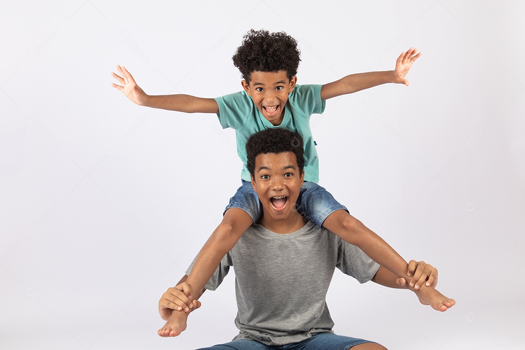 Irmãos jovens brincando junto sobre fundo isolado