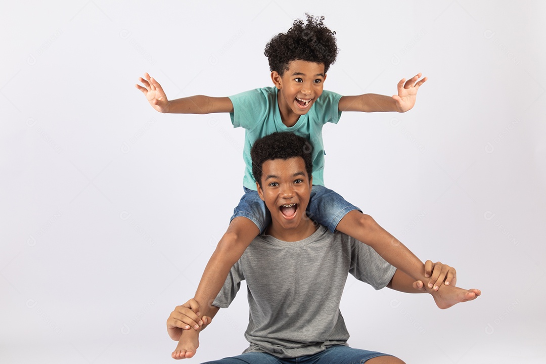 Irmãos jovens brincando junto sobre fundo isolado