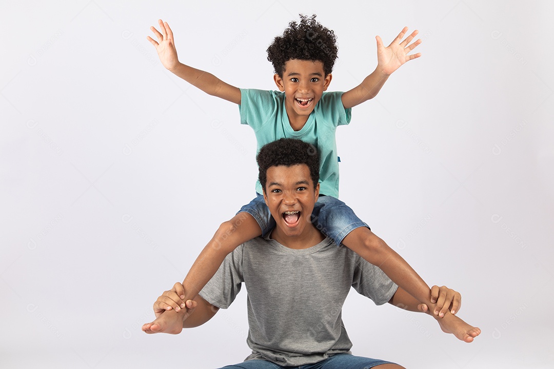 Irmãos jovens brincando junto sobre fundo isolado