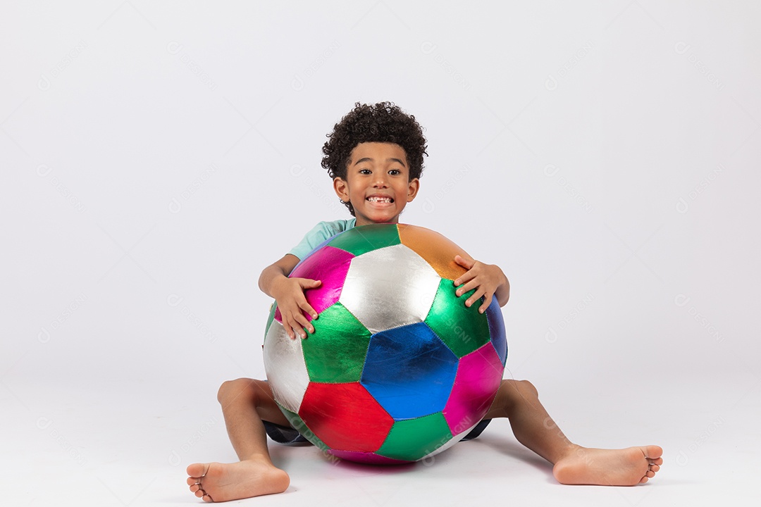 Menino criança brincando com sua bola