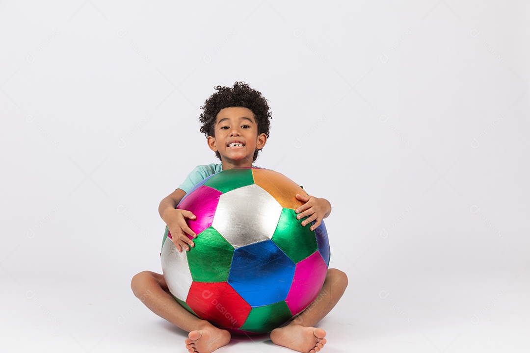 Menino criança brincando com sua bola