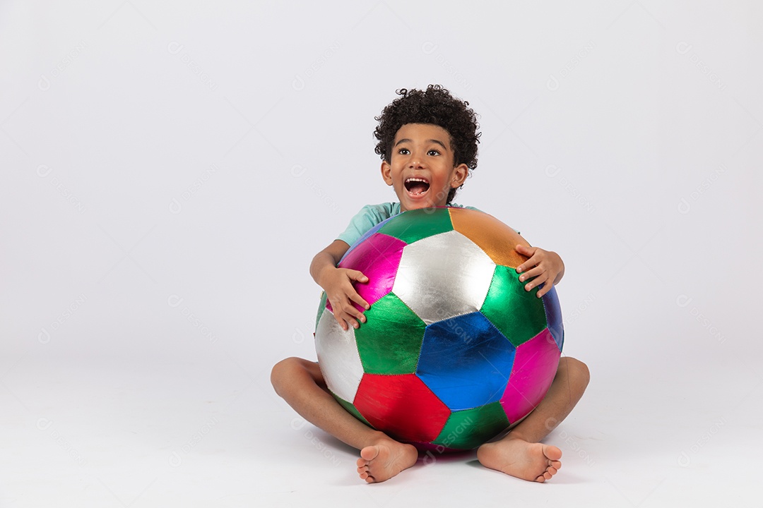 Menino criança brincando com sua bola