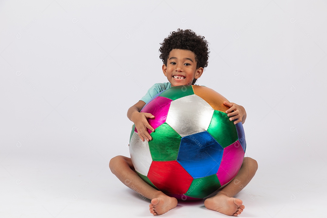 Menino criança brincando com sua bola