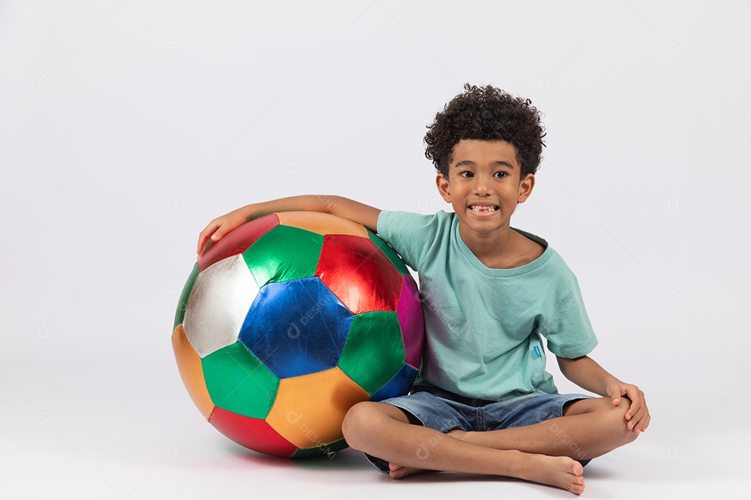 Menino criança brincando com sua bola