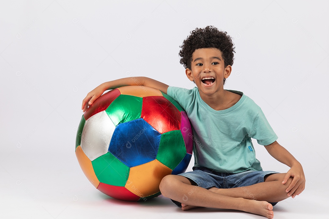 Menino criança brincando com sua bola