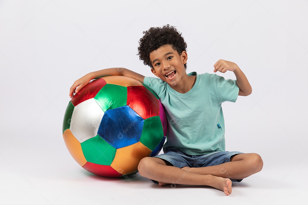 Menino criança brincando com sua bola