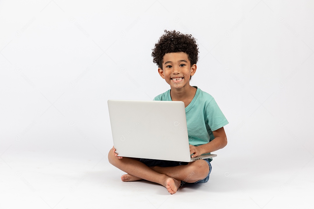 Menino jovem mexendo em seu notebook sobre fundo isolado