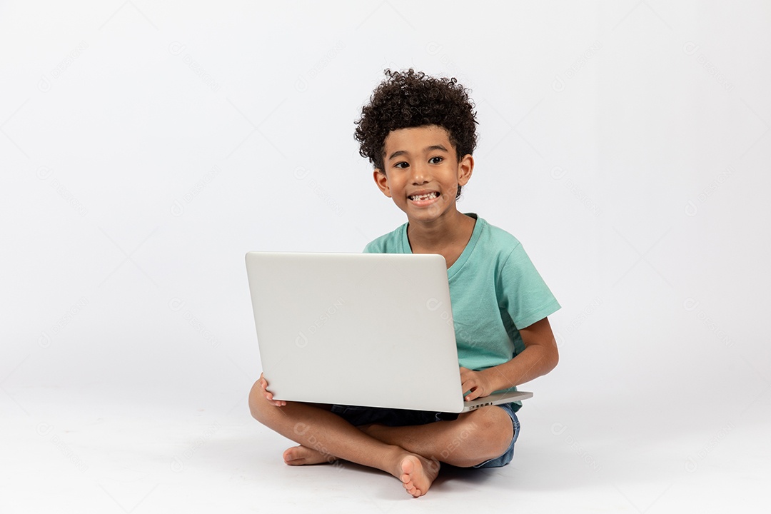 Menino jovem mexendo em seu notebook sobre fundo isolado