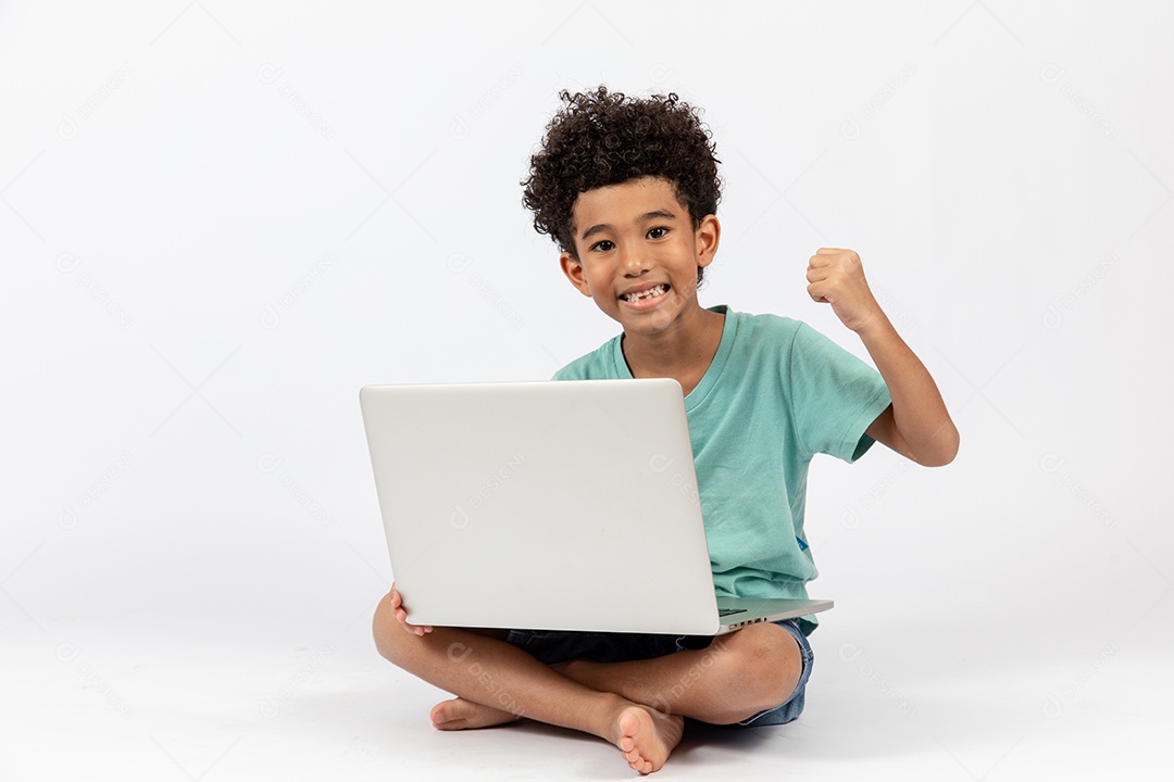 Menino jovem mexendo em seu notebook sobre fundo isolado
