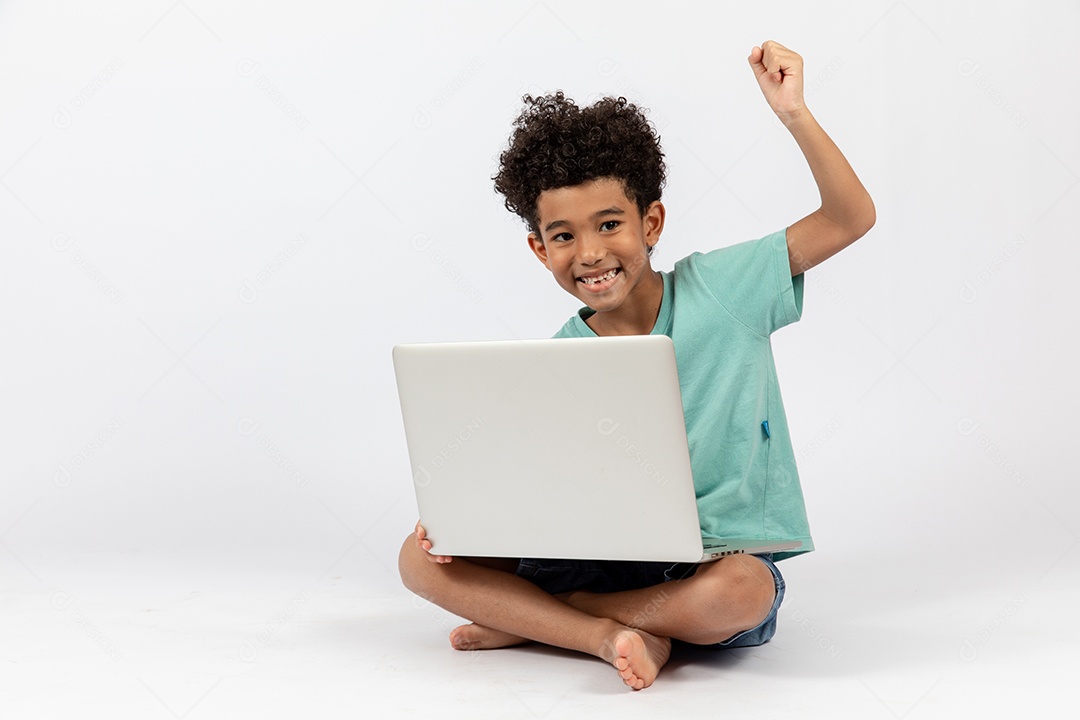Menino jovem mexendo em seu notebook sobre fundo isolado